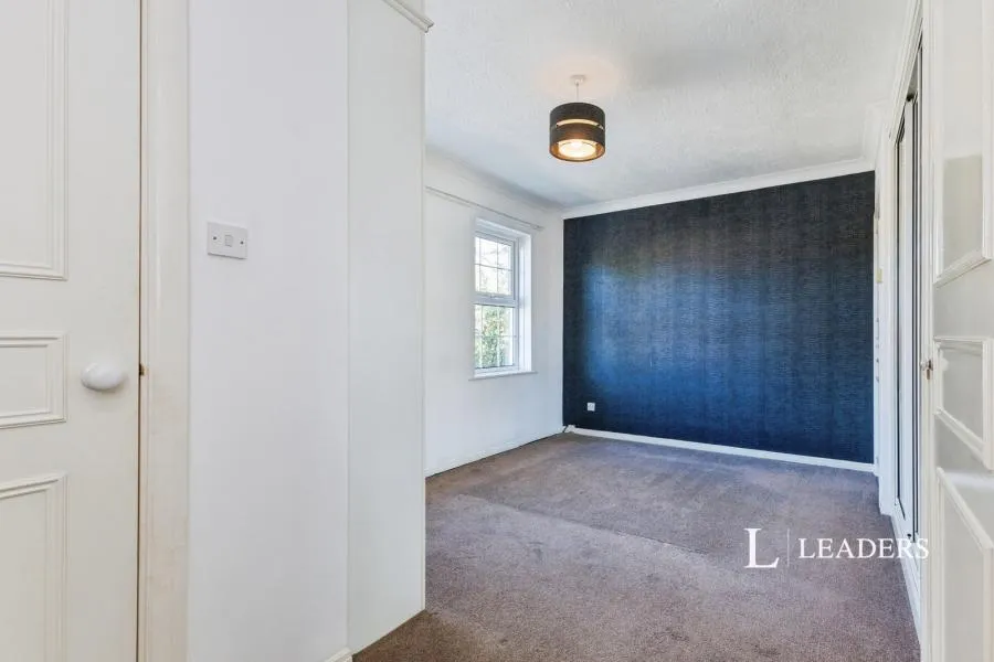Mayfield Gardens, Hersham, KT12, photo 9
