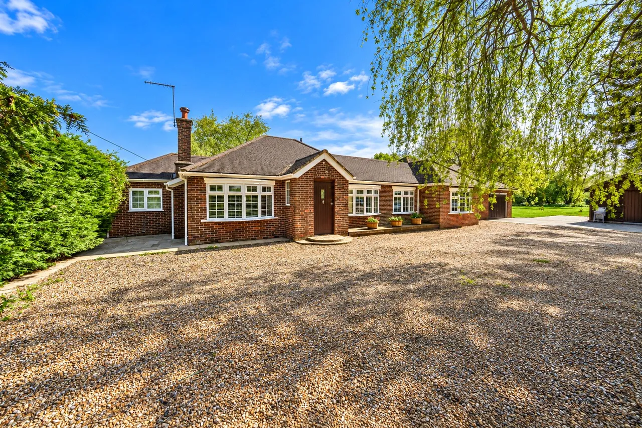 4 bed house for sale, Philpot Lane, Chobham, GU24