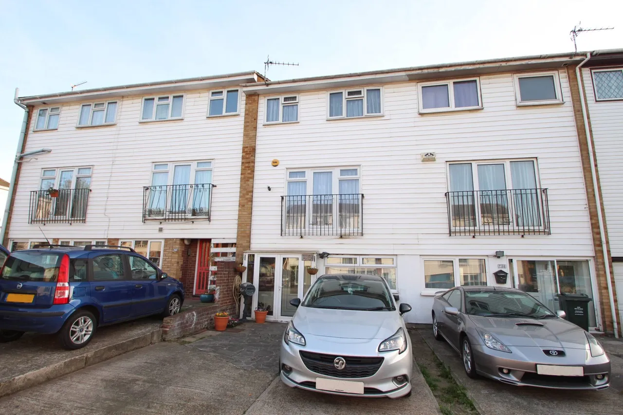 3 bed house for sale — Milestone Road, Dartford