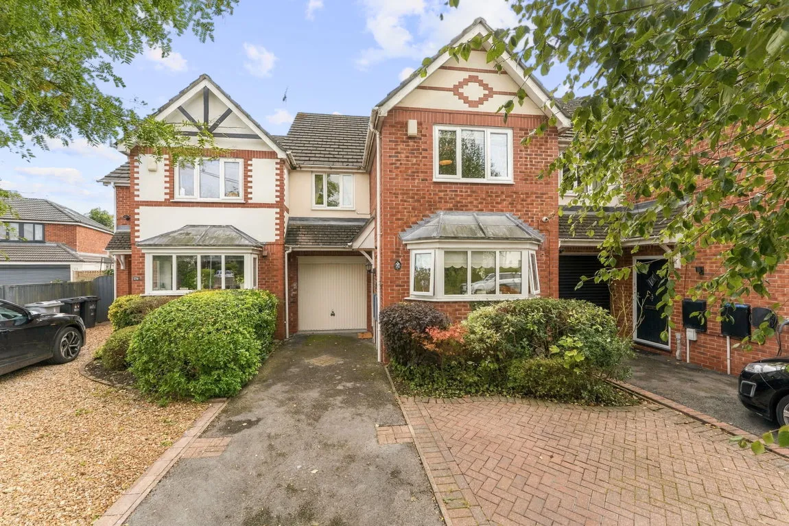 3 bed property for sale — The Circuit, Wilmslow, SK9 6DA