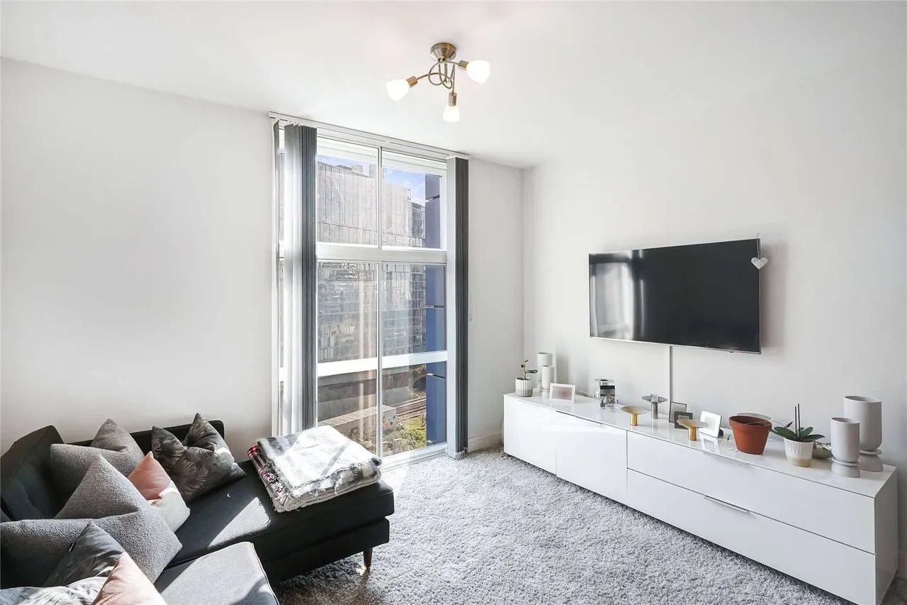 1 bed flat to rent, Queenstown Road, London, SW11