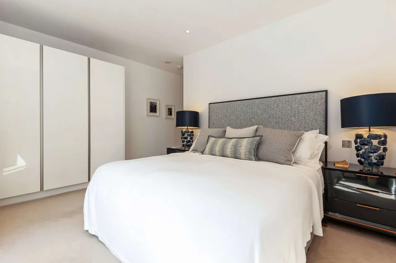 Pinewood Gardens, Teddington, Middlesex, TW11 9FJ, photo 5