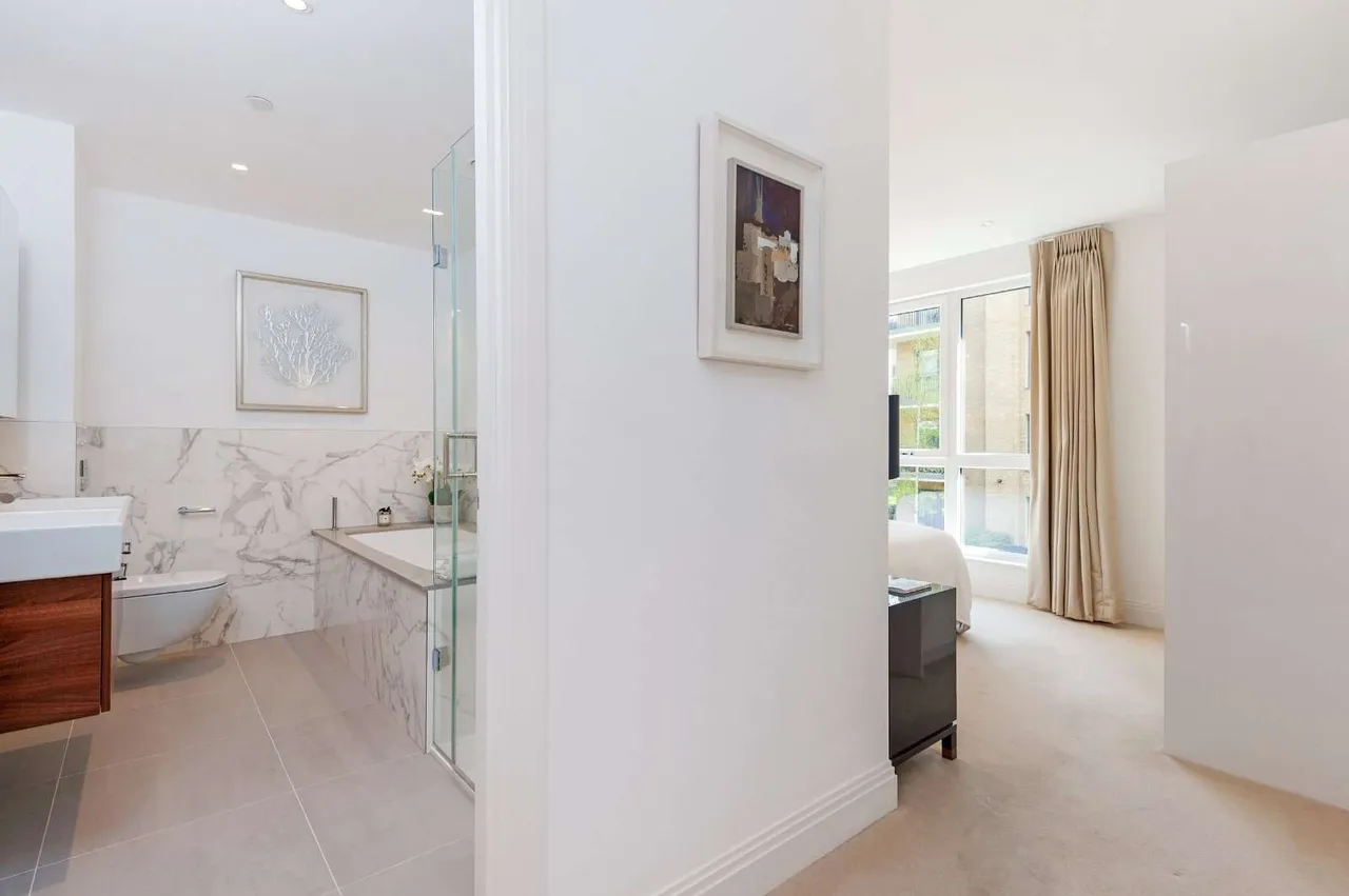 Pinewood Gardens, Teddington, Middlesex, TW11 9FJ, photo 7