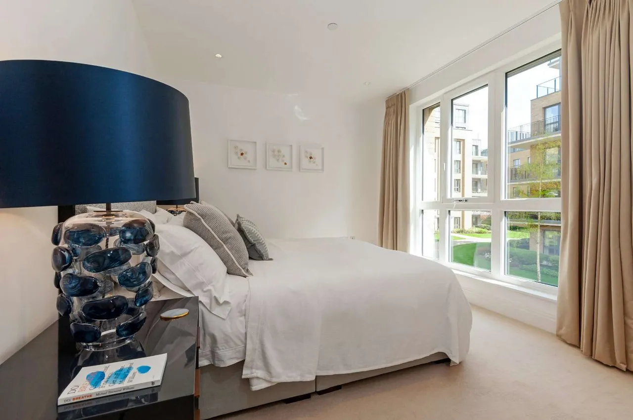 Pinewood Gardens, Teddington, Middlesex, TW11 9FJ, photo 6