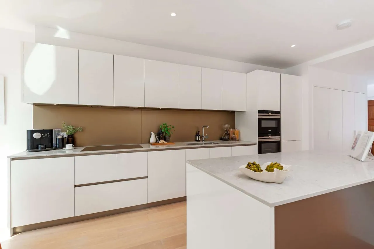 Pinewood Gardens, Teddington, Middlesex, TW11 9FJ, photo 2