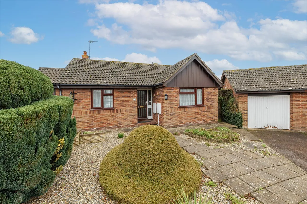 2 bed house for sale, Dakings Drift, Halesworth, IP19