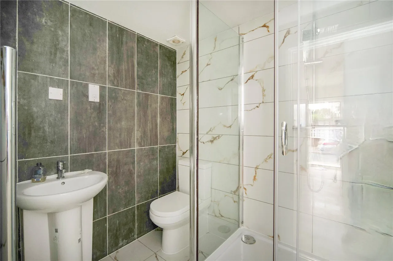 Wainfleet Avenue, Romford, RM5, photo 12