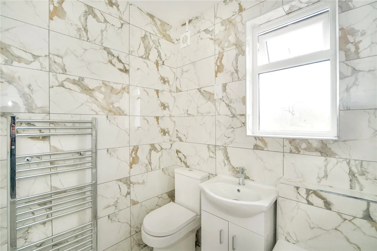 Wainfleet Avenue, Romford, RM5, photo 11