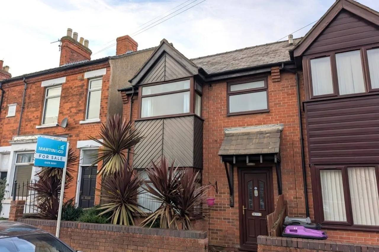 3 bed house for sale — Harlaxton Road, Grantham