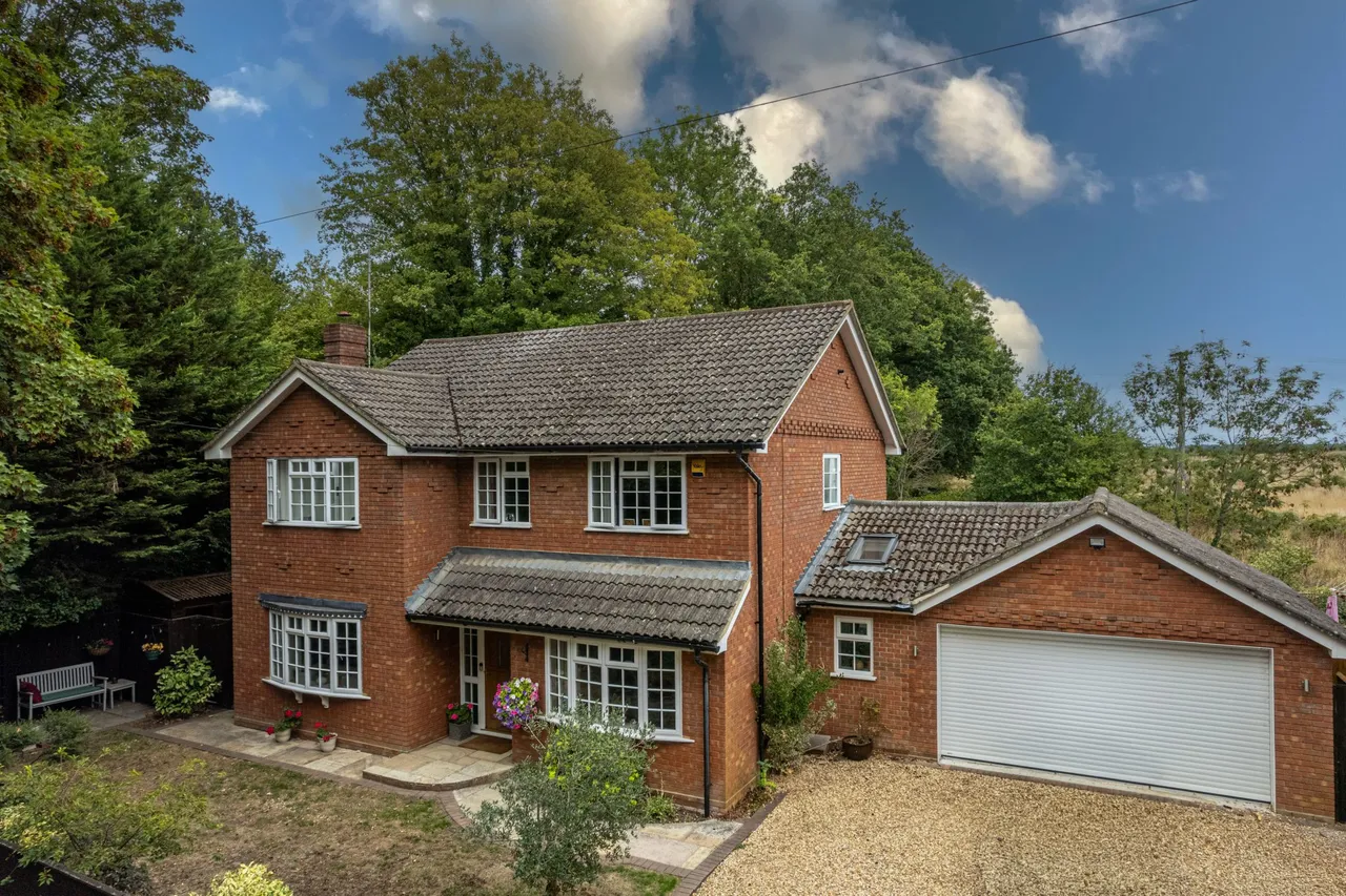 4 bed house for sale — Four Seasons Station Road, Winchfield, Hook, RG27 8BY