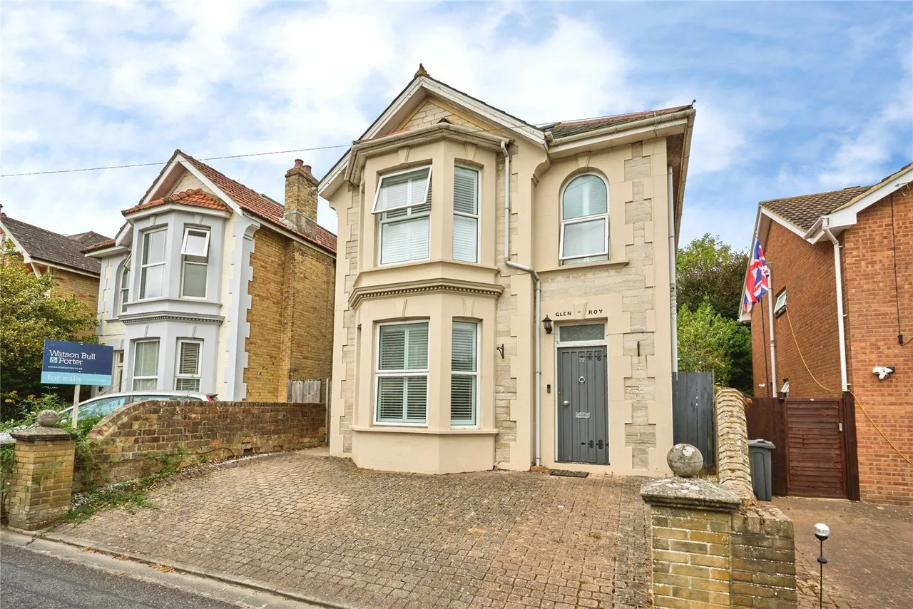 4 bed house for sale, Castle Road, Newport, PO30