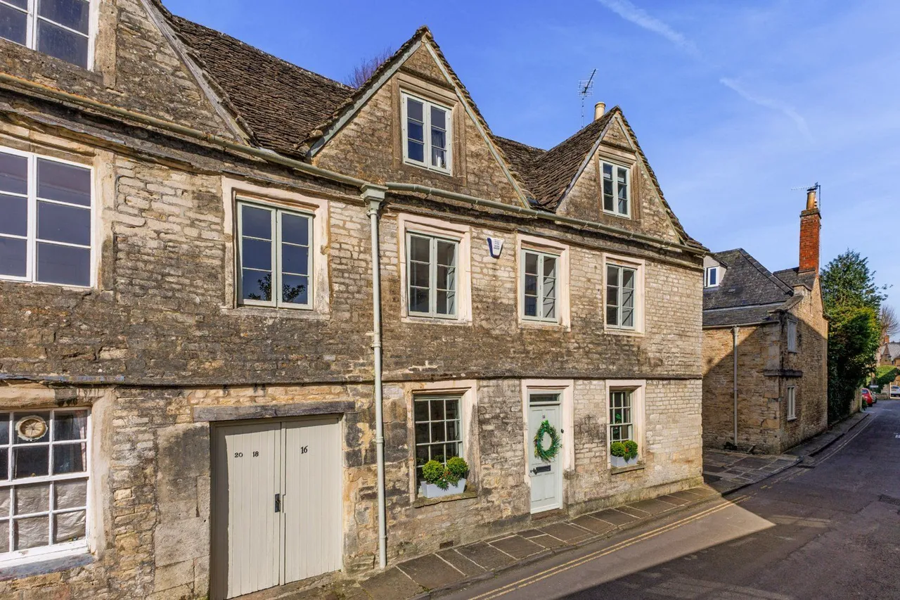 3 bed property for sale — Coxwell Street, Cirencester, Gloucestershire, GL7 2BH