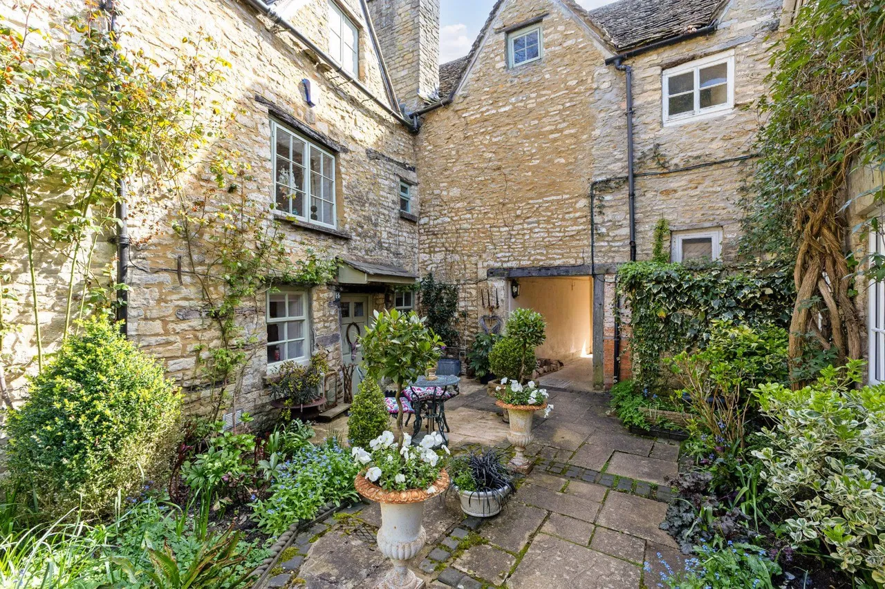 Coxwell Street, Cirencester, Gloucestershire, GL7 2BH, photo 9