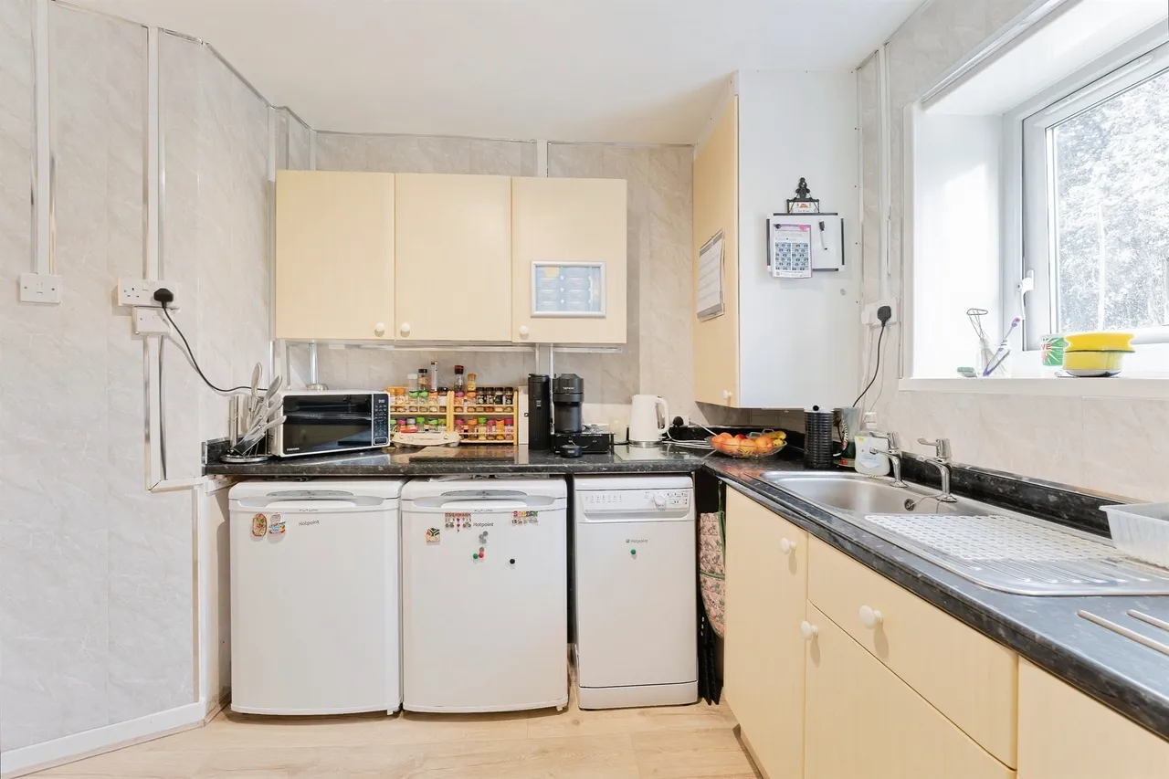 Mallory Road, Whitby, CH65, photo 4