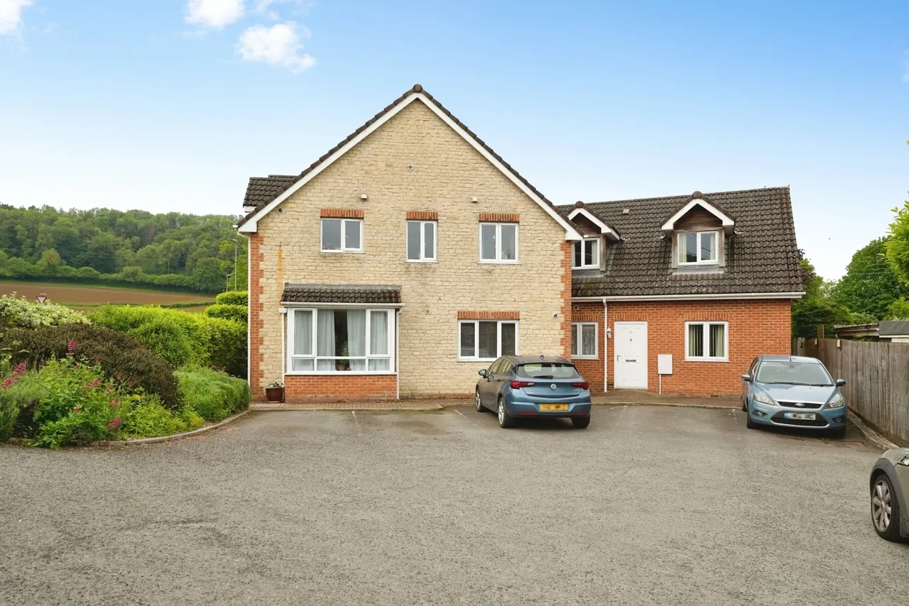 2 bed flat for sale, The Quarry, Dursley, GL11