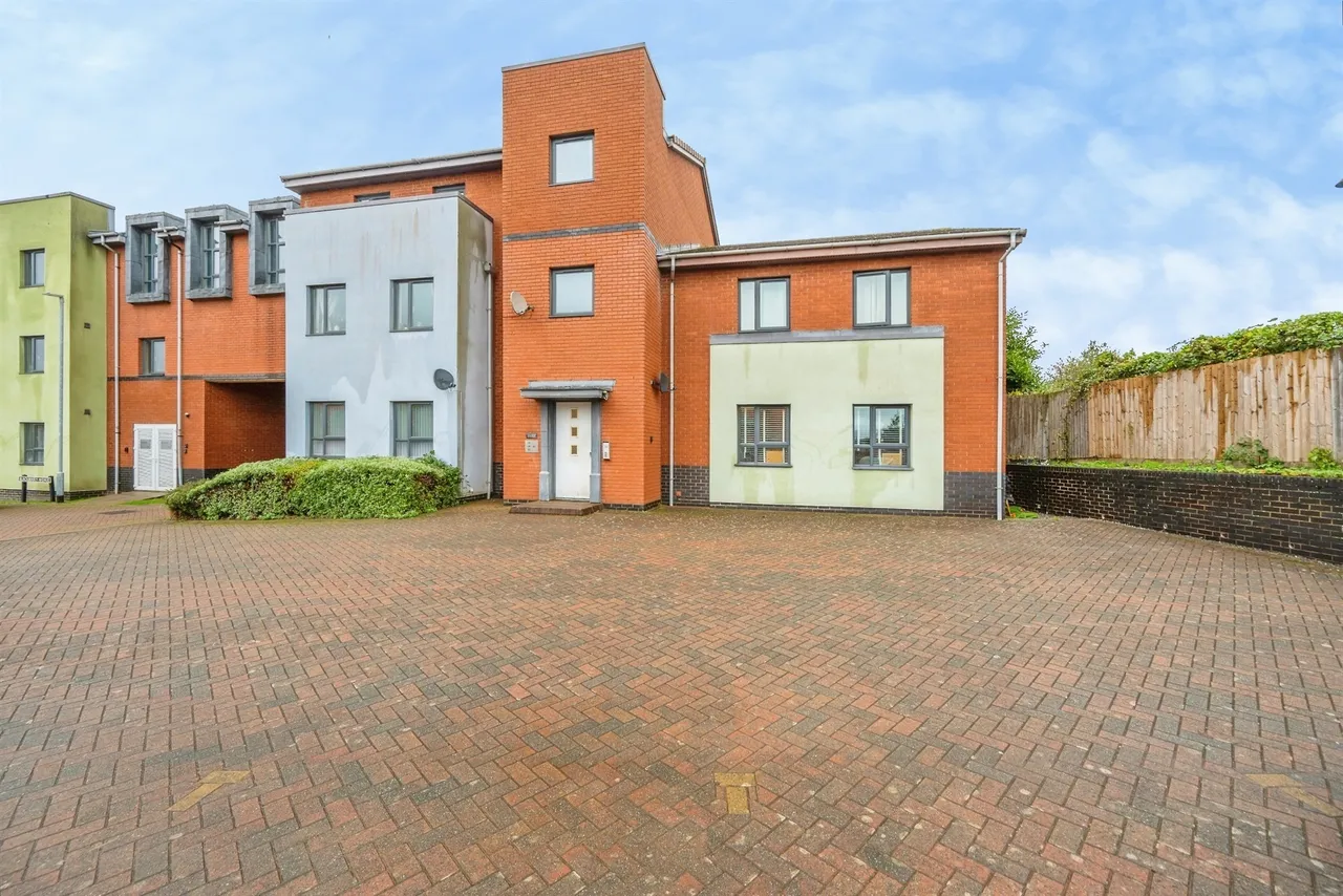 2 bed flat for sale, Blackberry Avenue, Lichfield, WS14