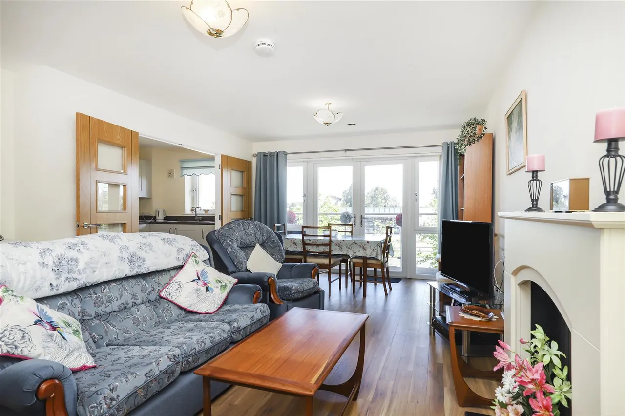 2 bed flat for sale, Stewarton Road, Newton Mearns, G77