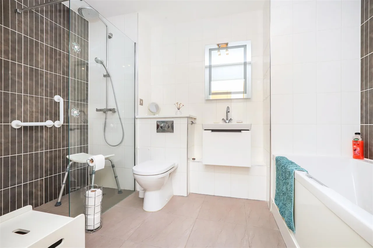 Stewarton Road, Newton Mearns, G77, photo 14
