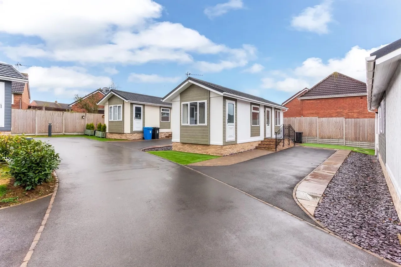 New Road, Featherstone, WV10, photo 2