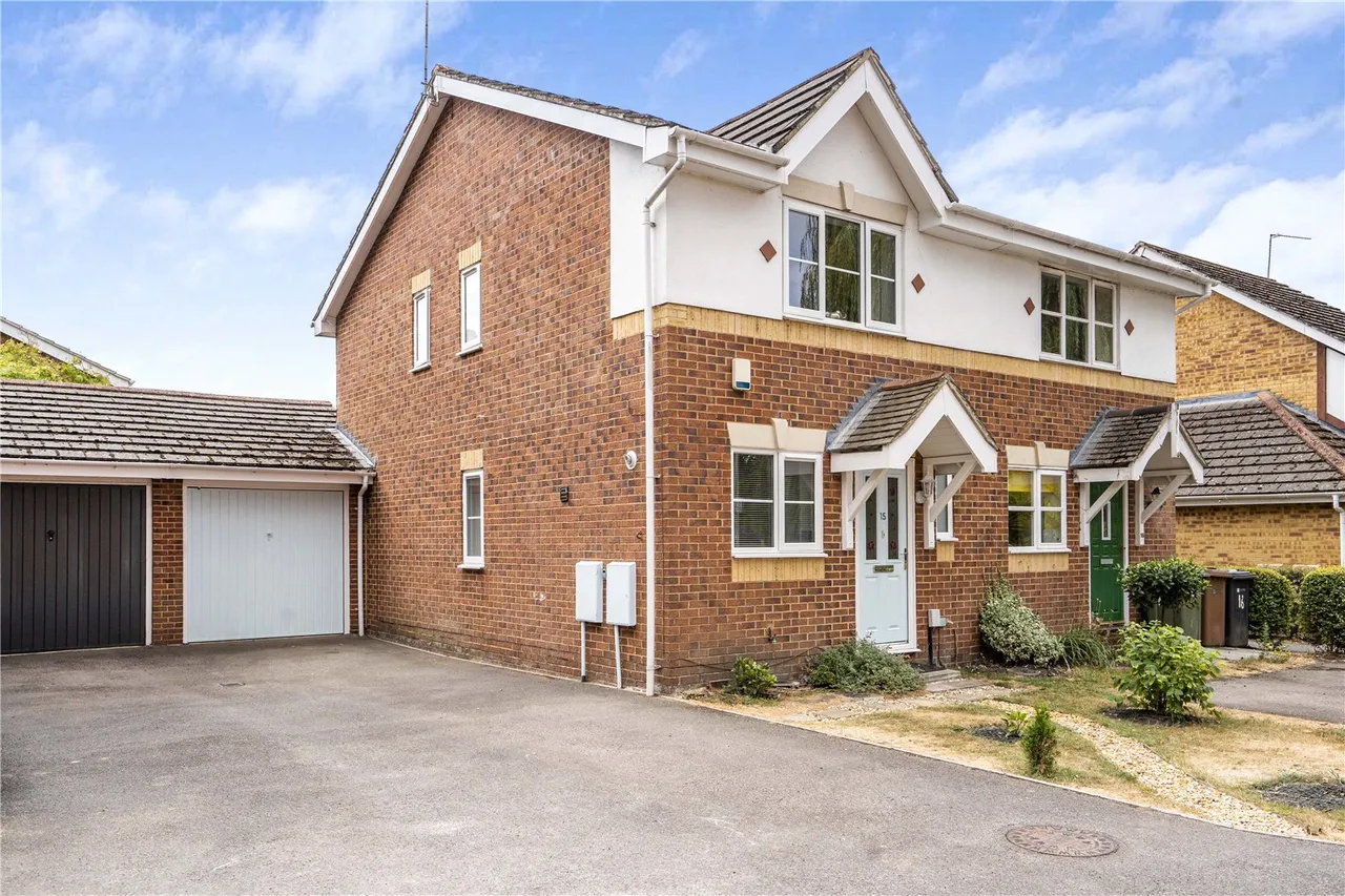 2 bed house for sale, Lincoln Close, Ash Vale, GU12