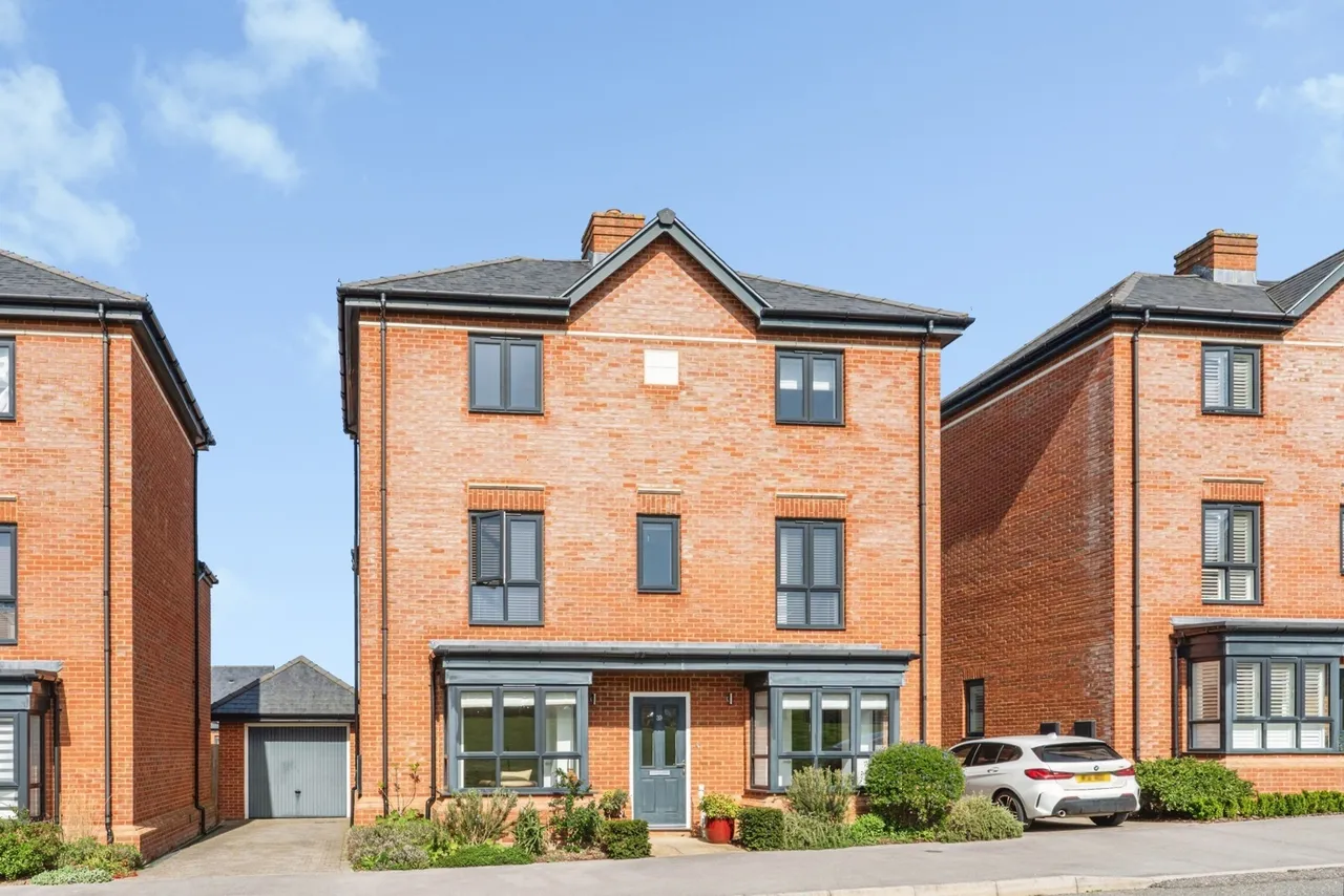 5 bed house for sale, Hospital Road, Wellesley, GU11