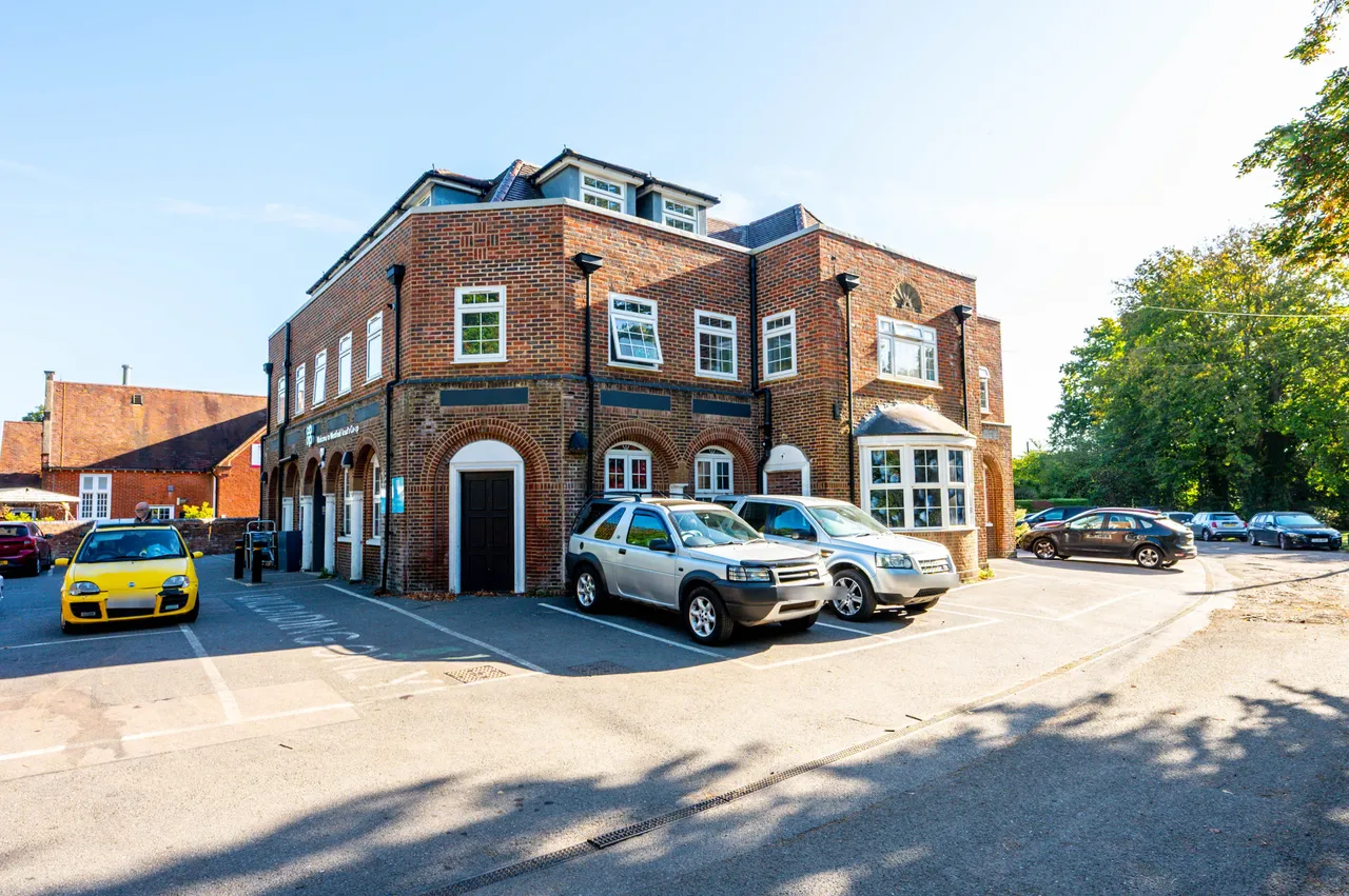 2 bed flat to rent — Flat 3, Cricketers House, 53 Westfield Road, Woking