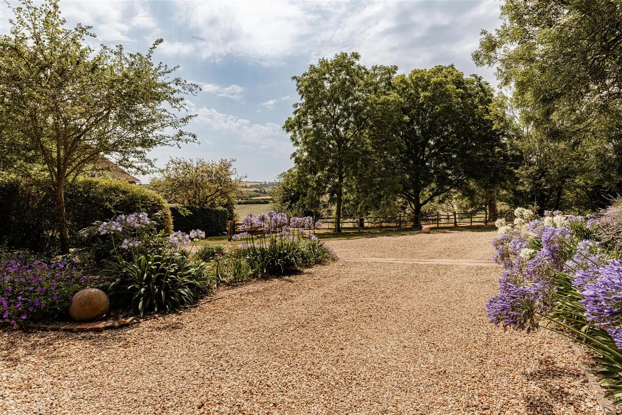 Longage Hill, Lyminge, Folkestone, Kent, CT18 8HB, photo 3