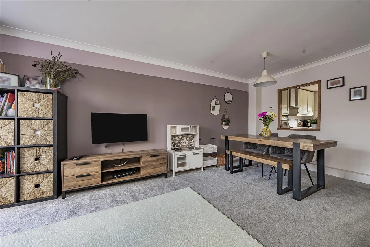 Cobb Close, Datchet, Slough, SL3 9QZ, photo 3