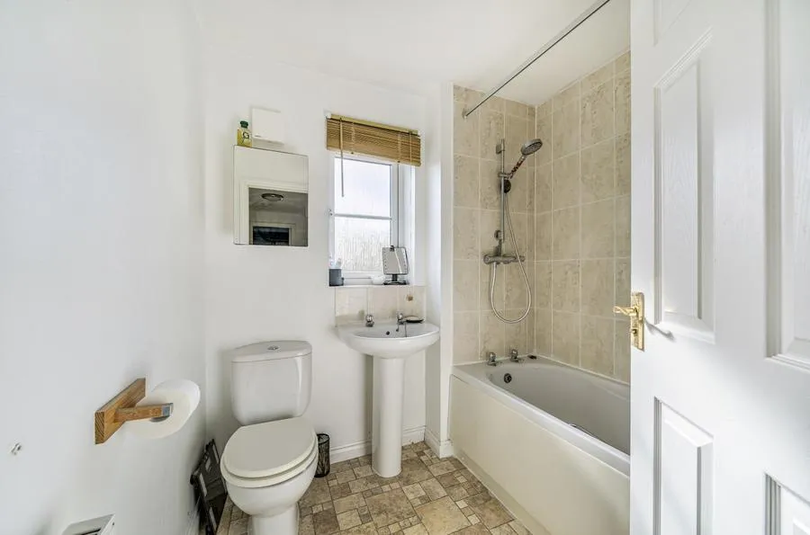 Cassini Drive, Swindon, SN25, photo 16