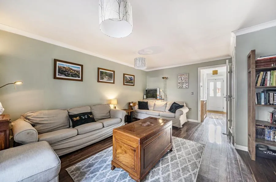 Cassini Drive, Swindon, SN25, photo 5