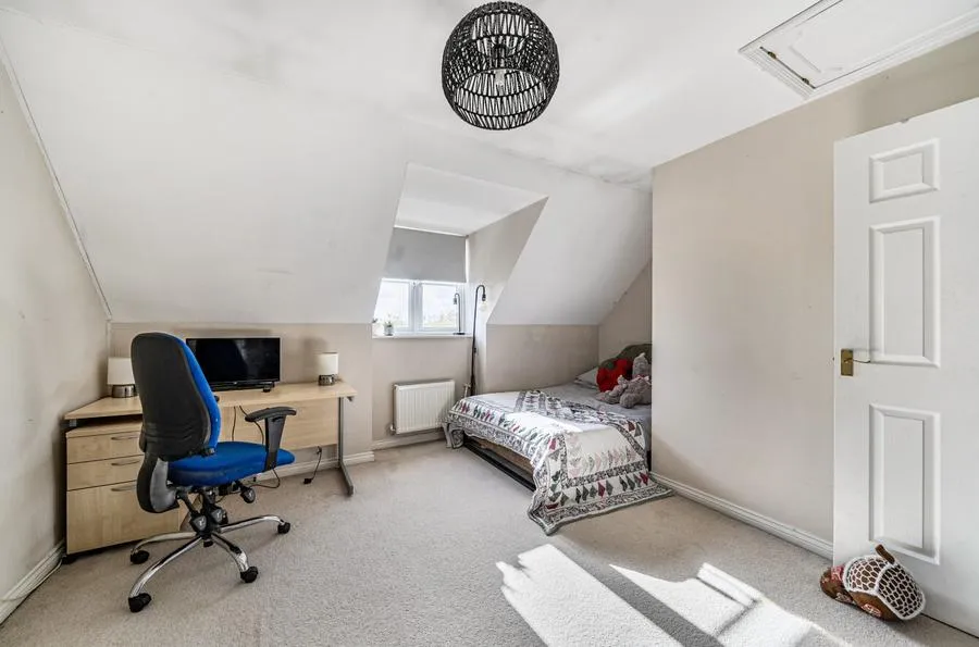 Cassini Drive, Swindon, SN25, photo 13