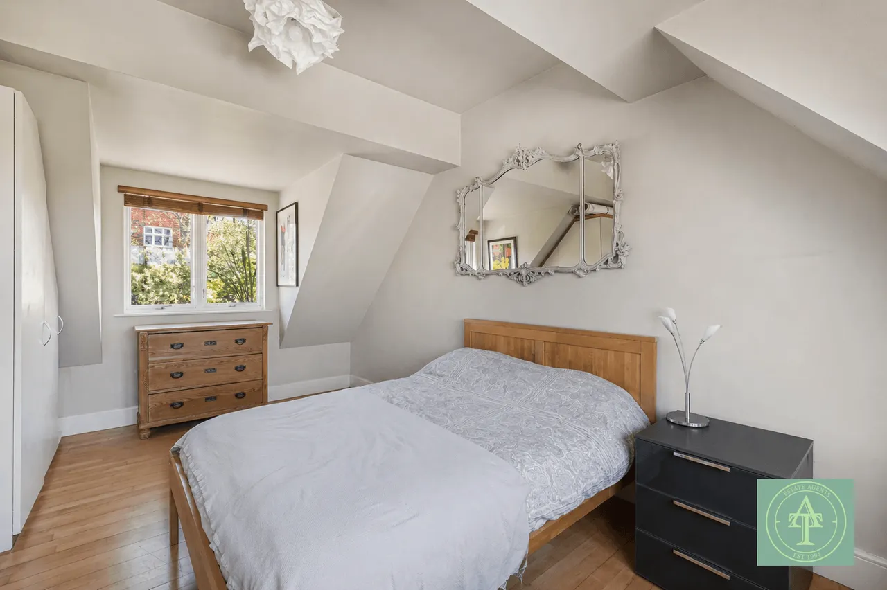 Crescent West, Hadley Wood, EN4, photo 39
