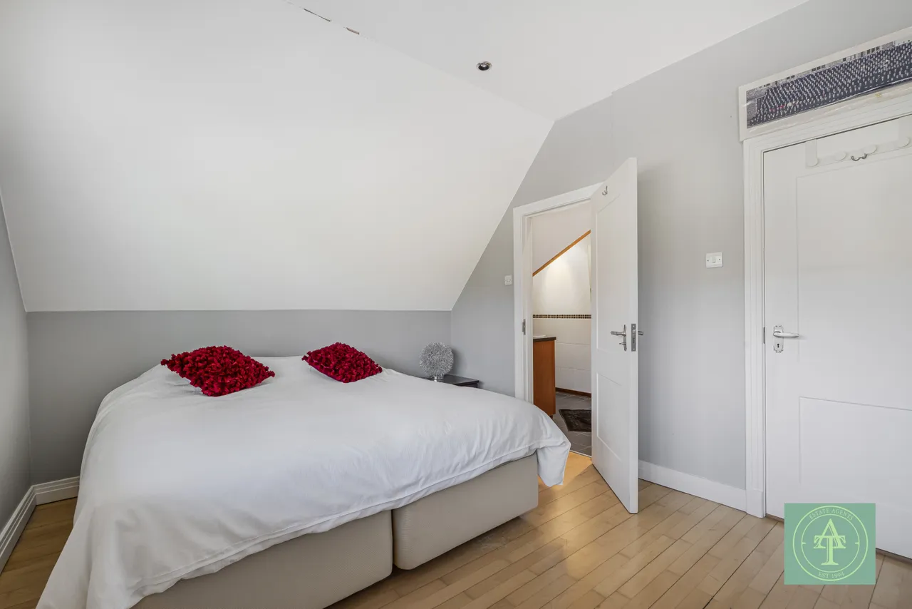 Crescent West, Hadley Wood, EN4, photo 36