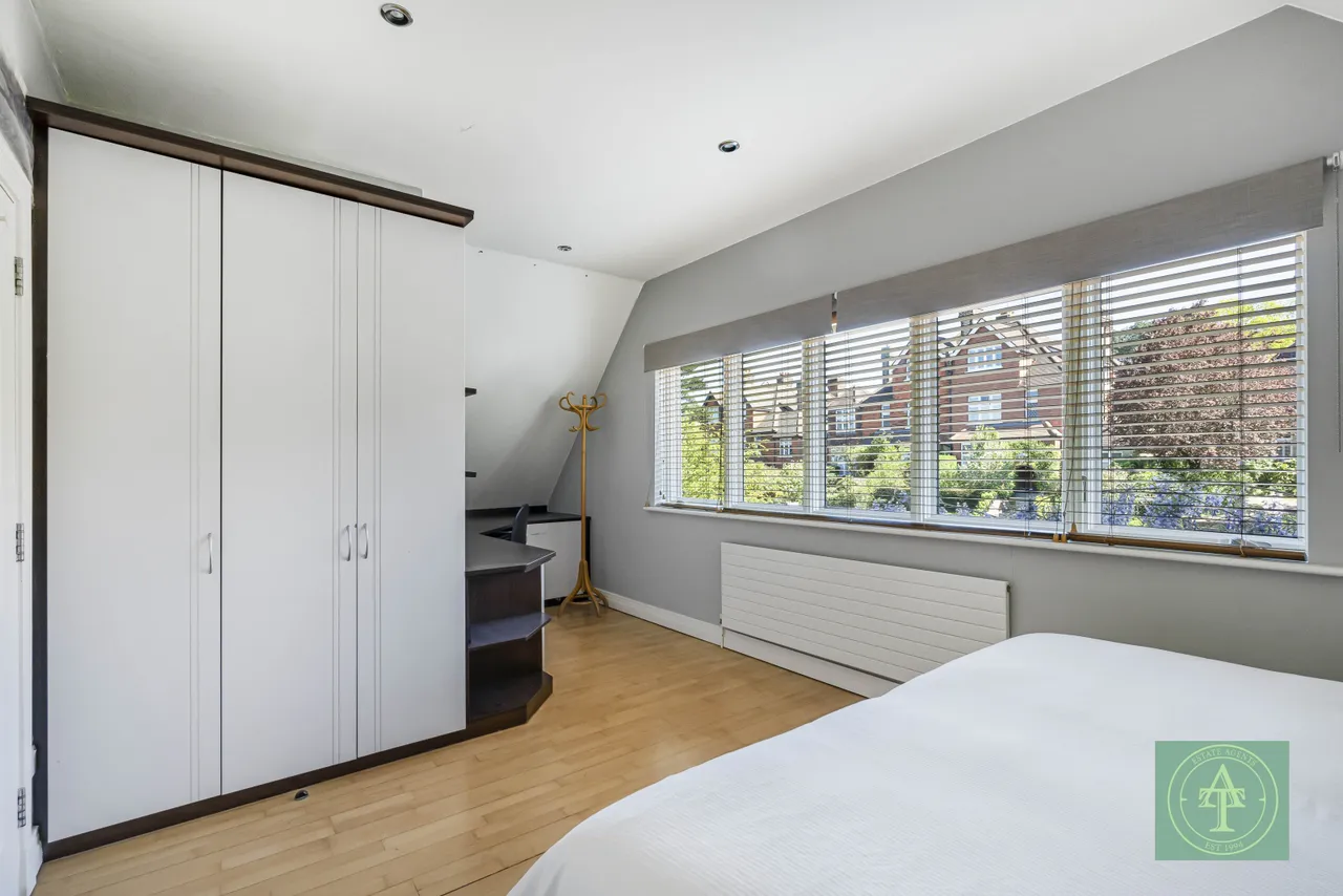 Crescent West, Hadley Wood, EN4, photo 35