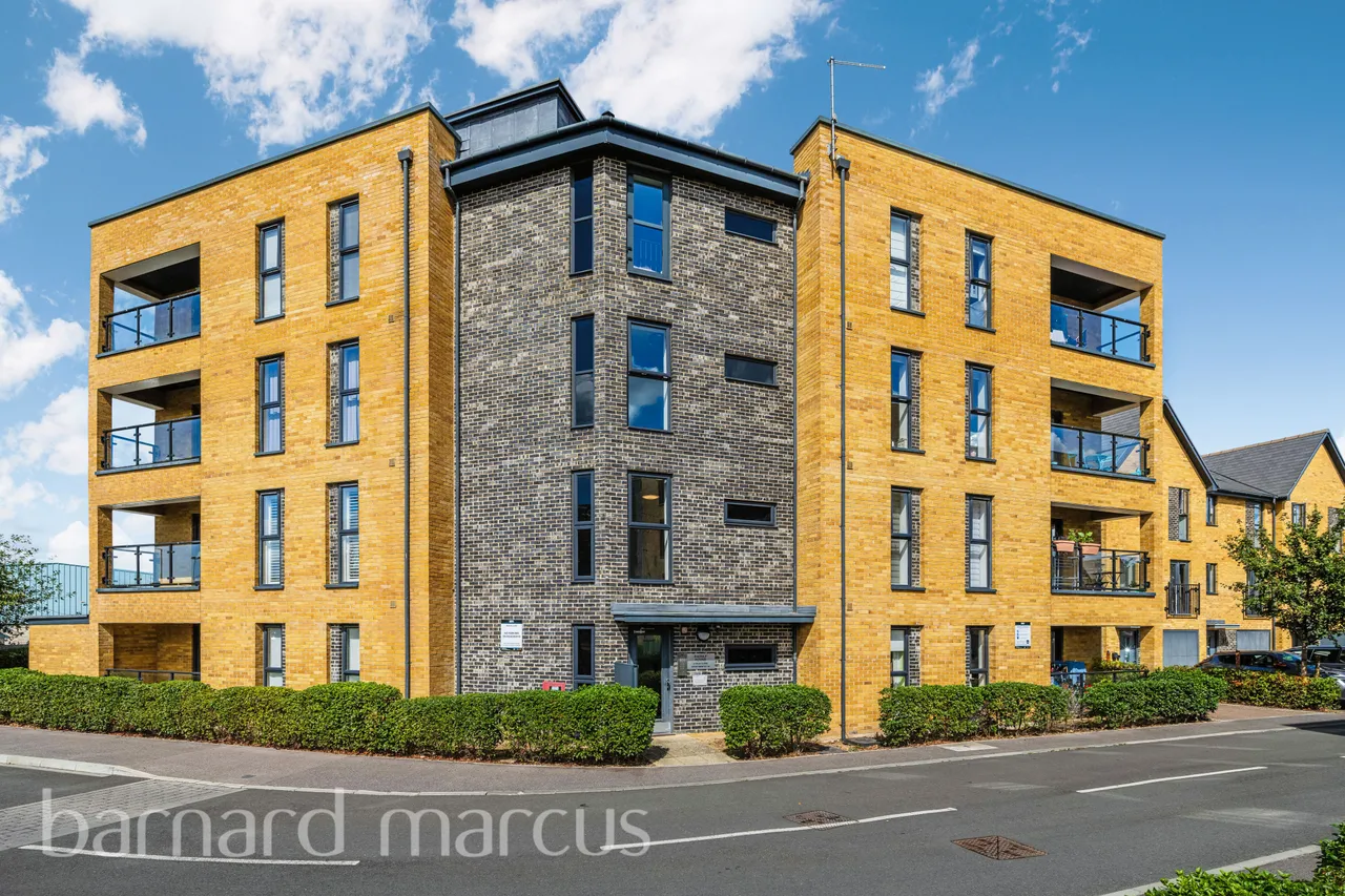 2 bed flat to rent — Tala Close, SURBITON