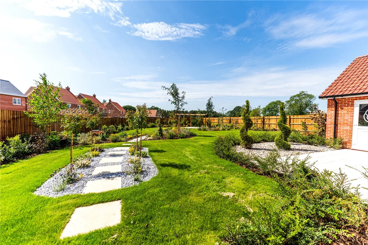 St James Place, East Bergholt, CO7, photo 3