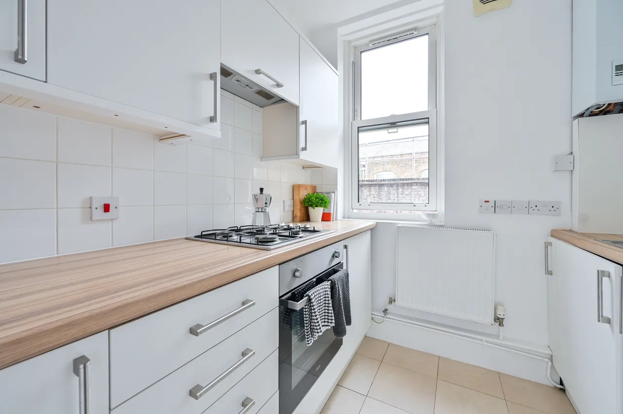 Flat 5 Block J, Peabody Estate, Camberwell Green, London, photo 6