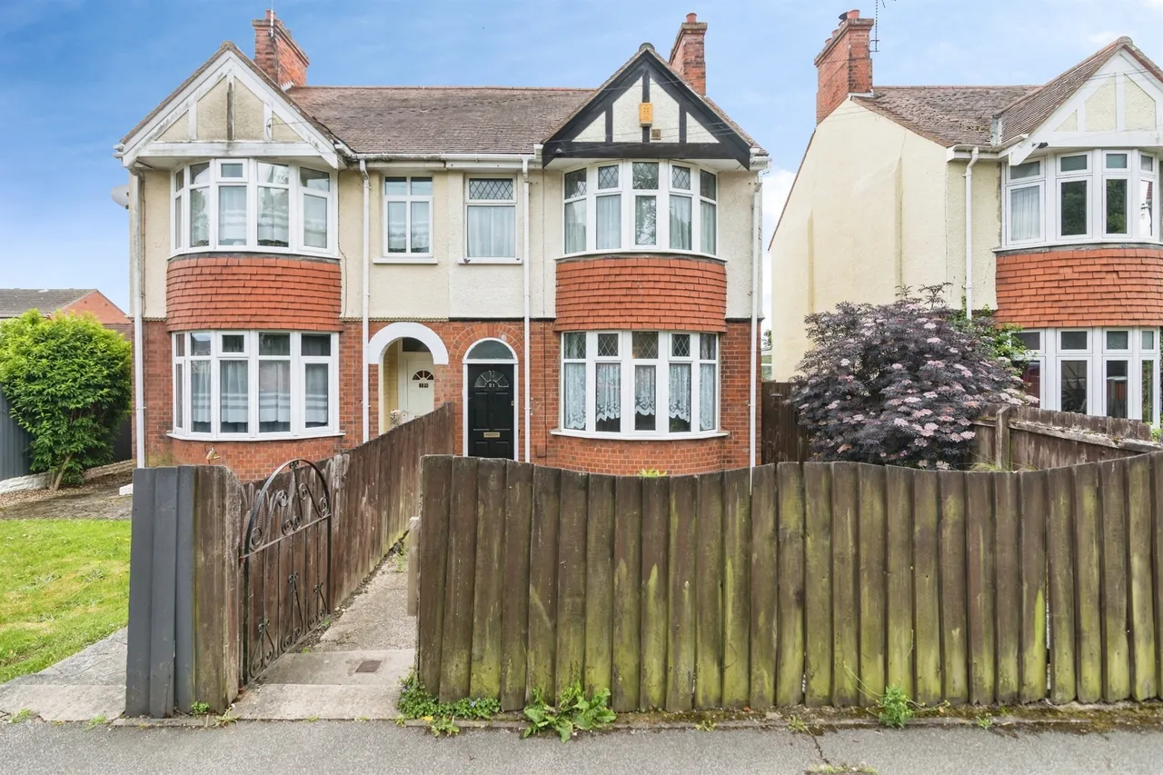 3 bed house for sale — Oulton Road, Lowestoft