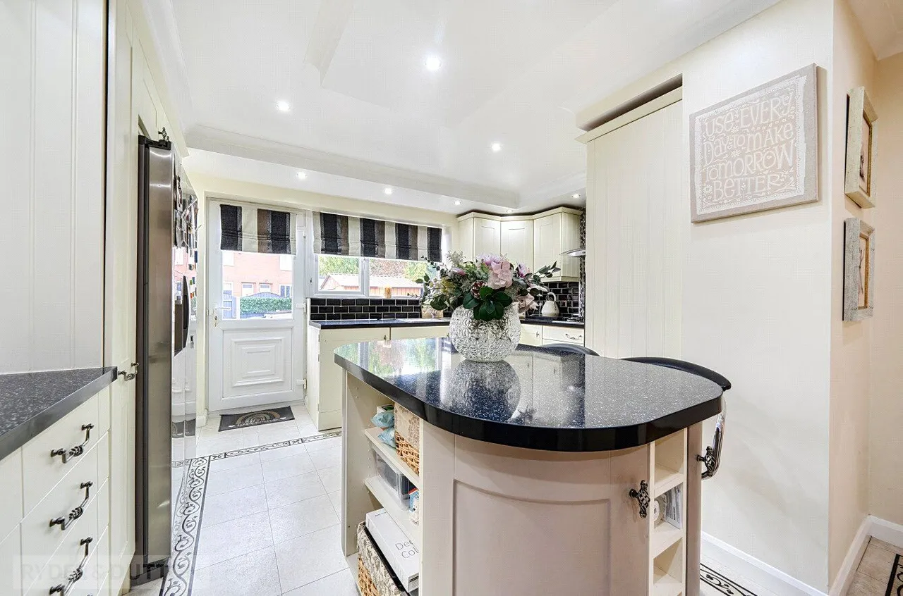 Sedgley Avenue, Buersil, OL16, photo 8