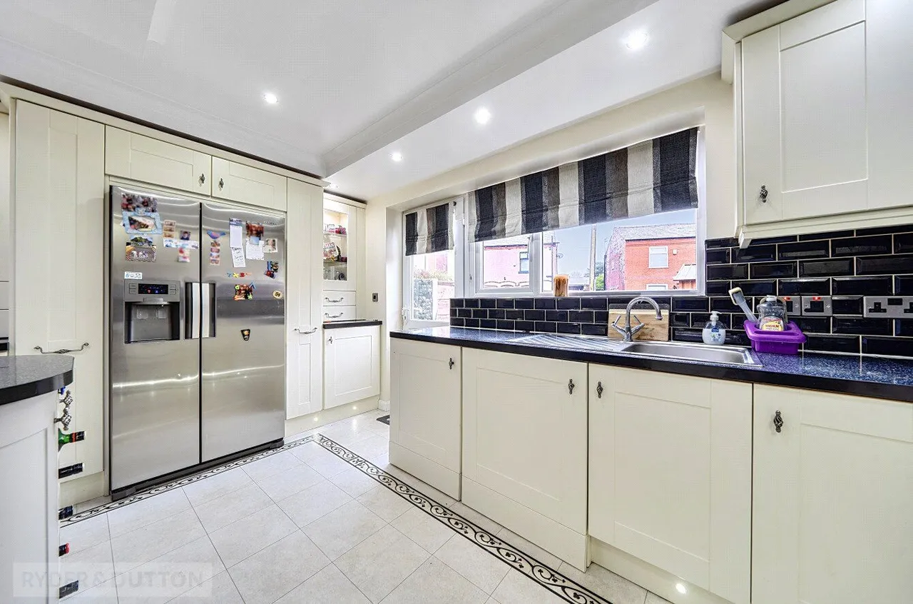Sedgley Avenue, Buersil, OL16, photo 7
