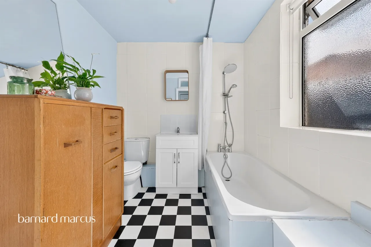 The Parade, Epsom, KT18, photo 11