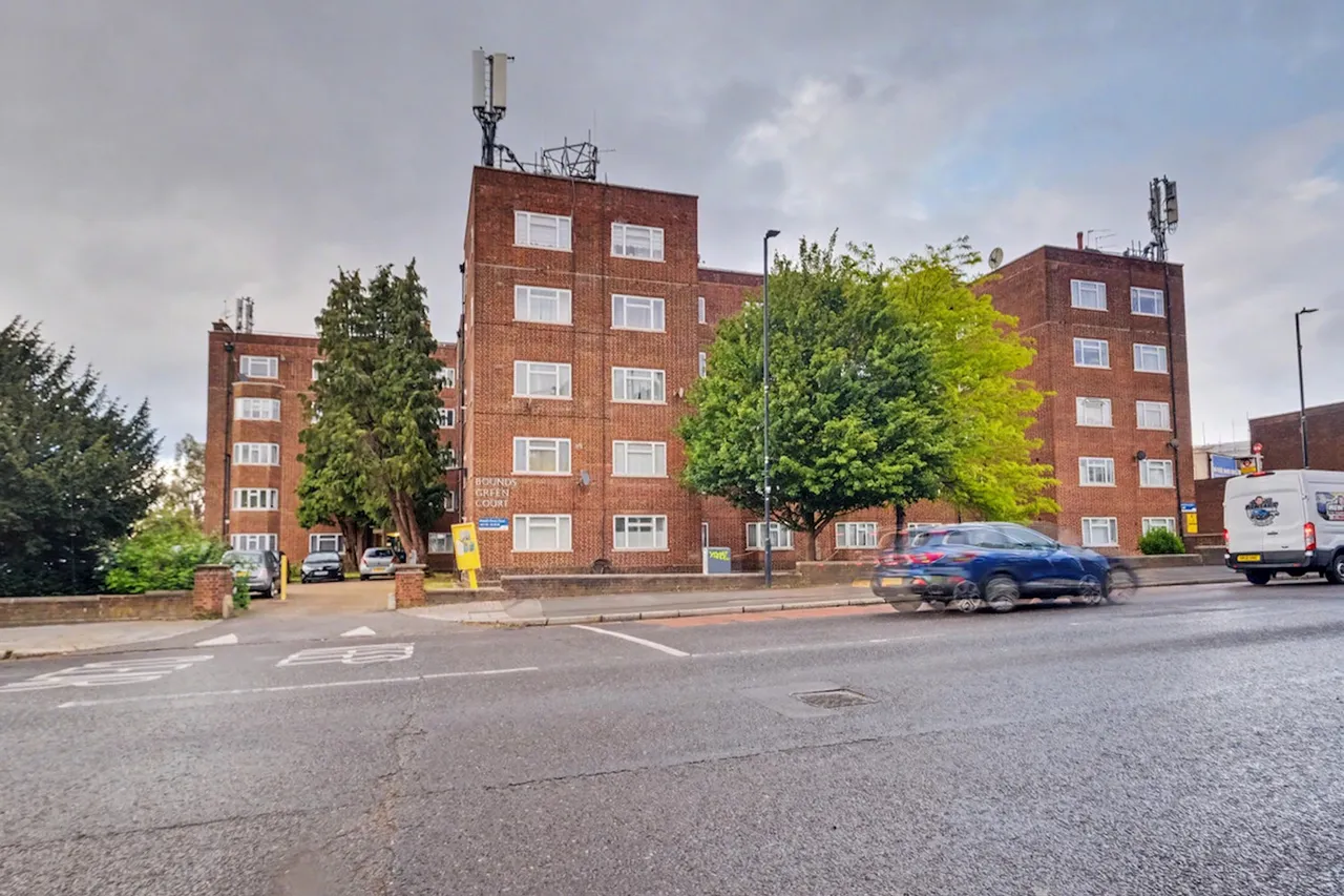 Bounds Green Road, London, N11, photo 10
