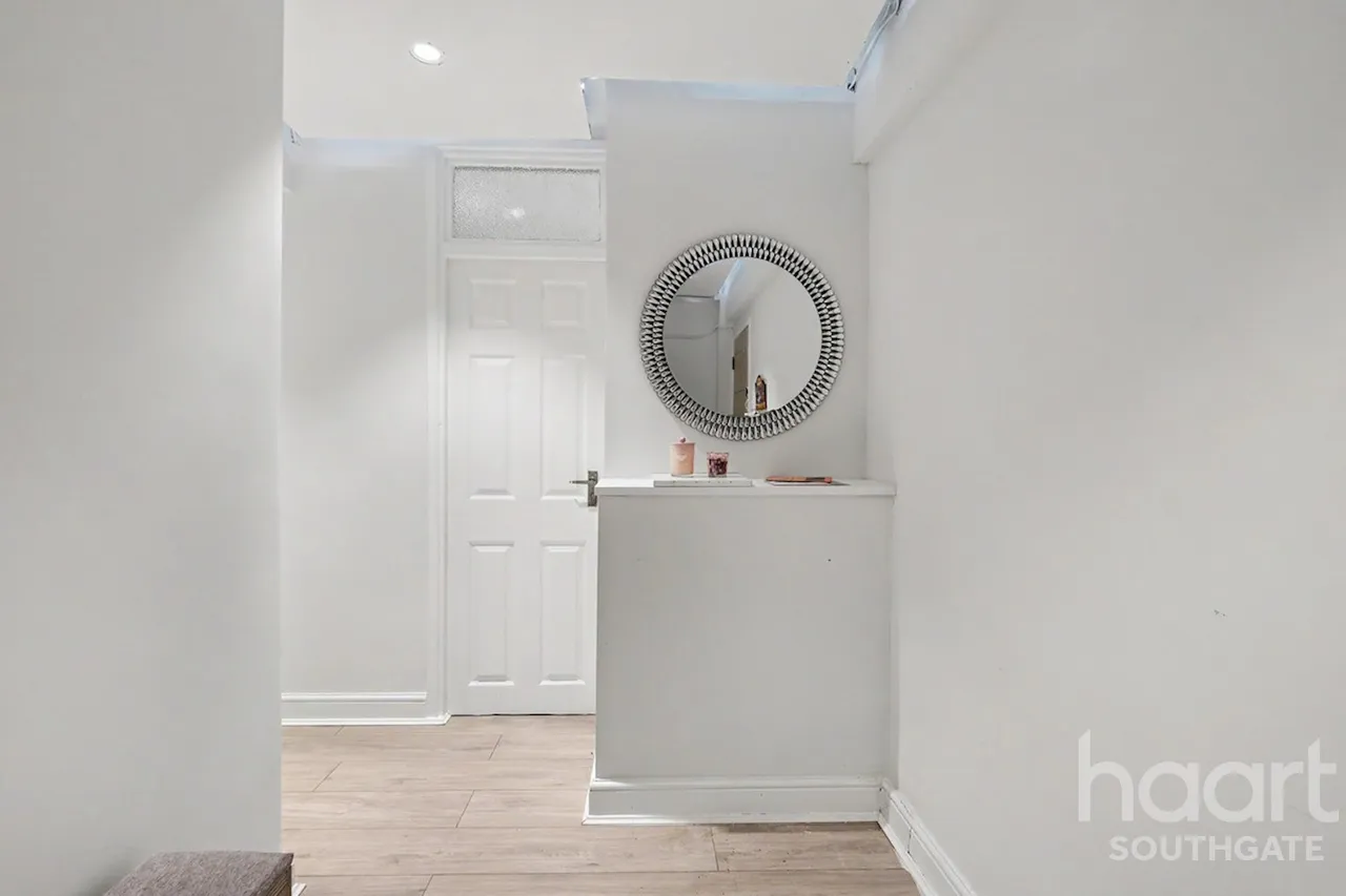 Bounds Green Road, London, N11, photo 14