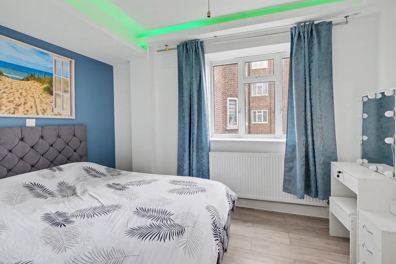 Bounds Green Road, London, N11, photo 9