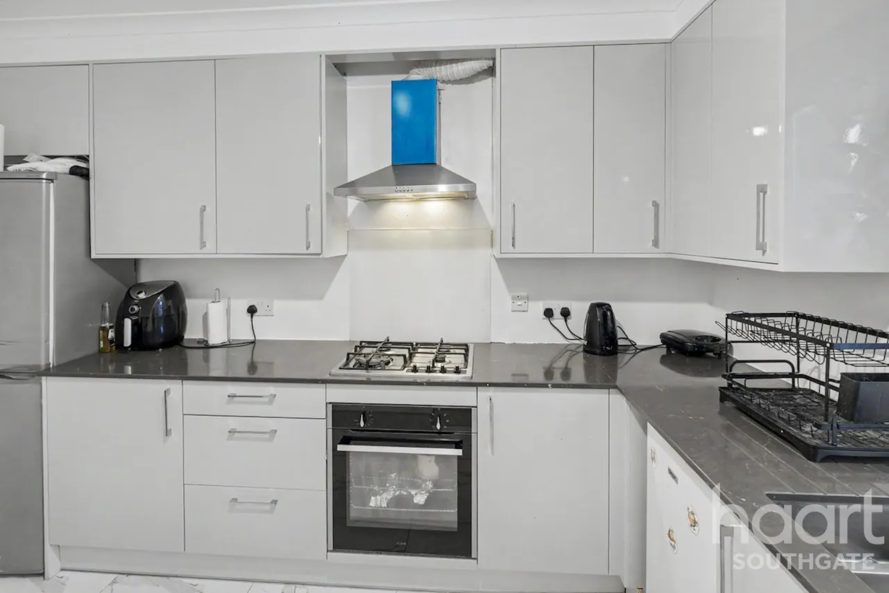 Bounds Green Road, London, N11, photo 17