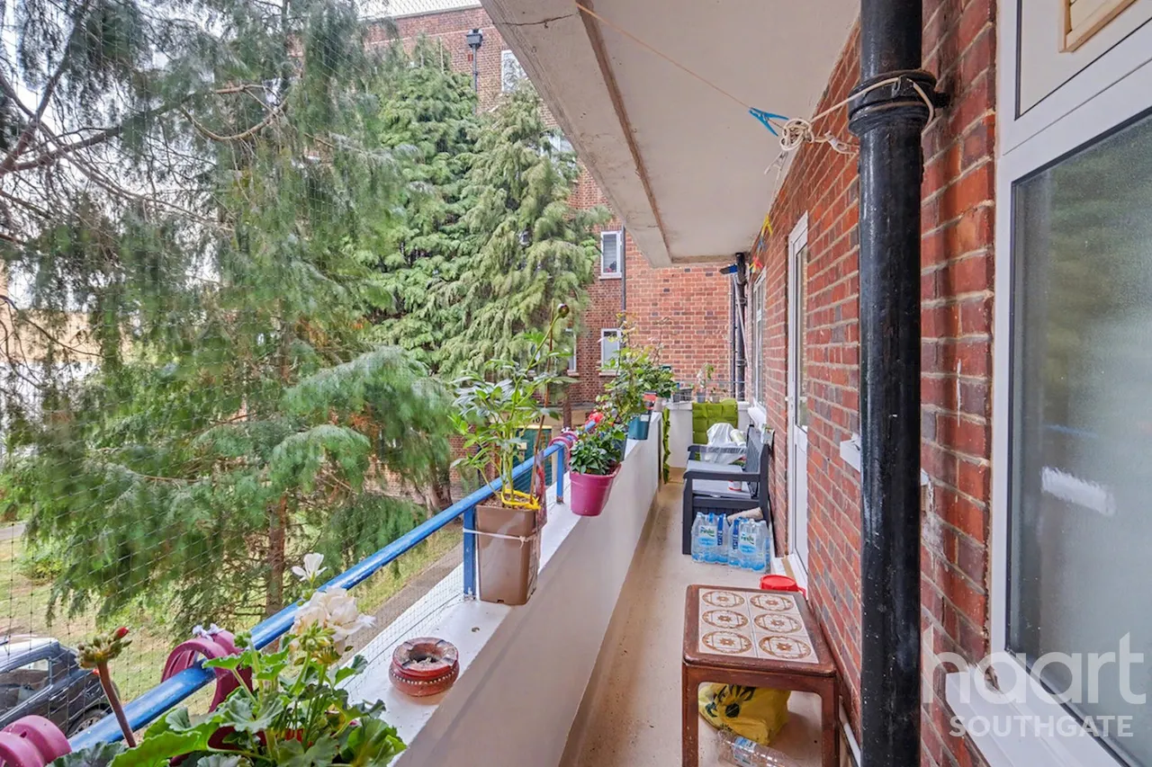 Bounds Green Road, London, N11, photo 18