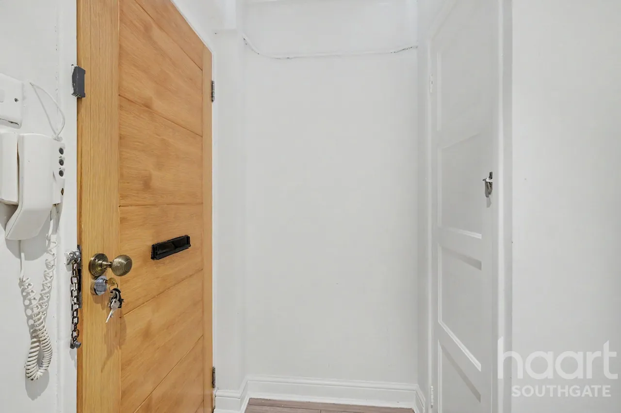 Bounds Green Road, London, N11, photo 22