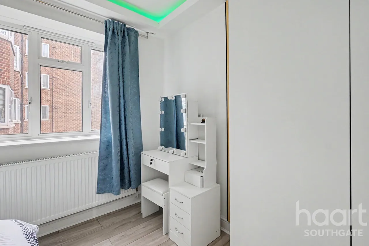 Bounds Green Road, London, N11, photo 15