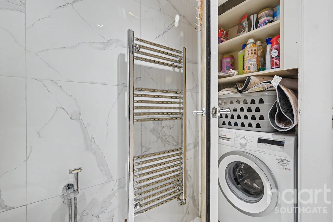 Bounds Green Road, London, N11, photo 20