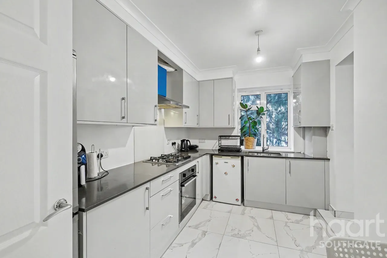 Bounds Green Road, London, N11, photo 16